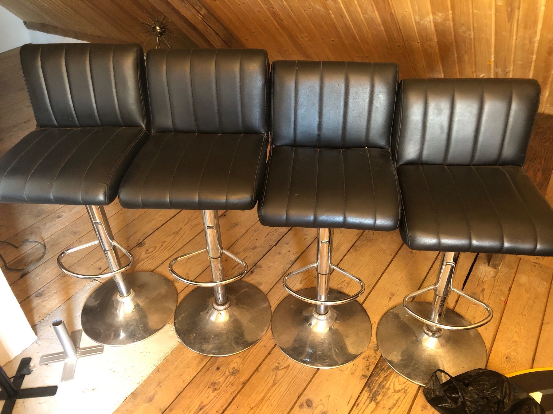 Hochstühle: 4 chaises de bar réglables – Gebraucht aus Chénens von Touta1franc