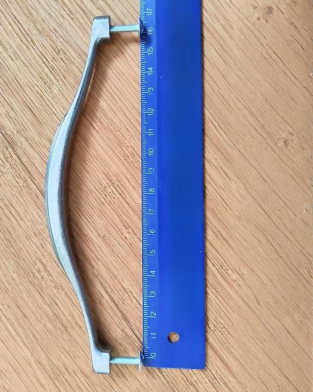 Ikea Ferramenta: Möbelgriff Metall silberfarben mit Schrauben ca. 16 cm – Usato da Birmensdorf ZH venduto da mirimiri 1