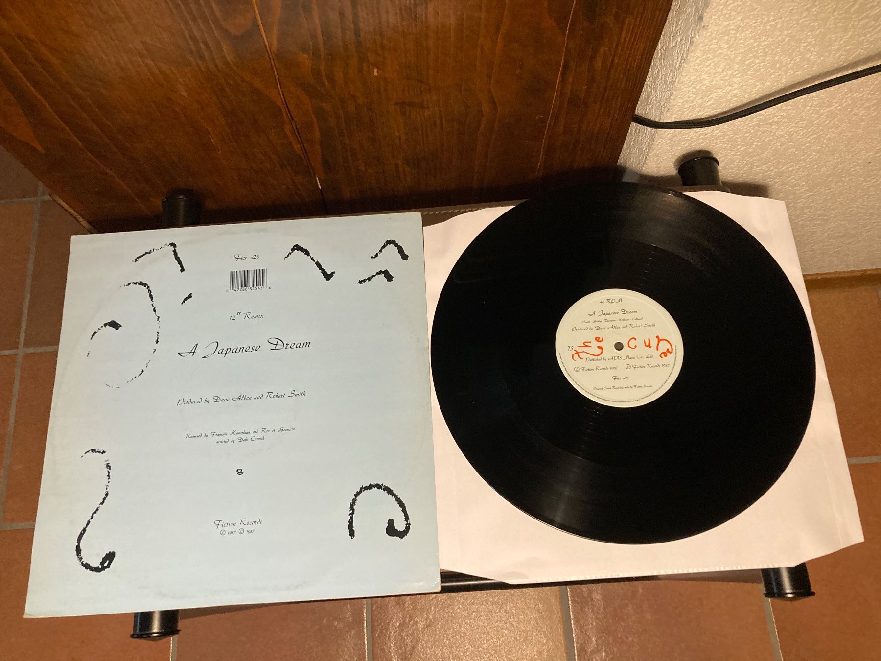 Dischi in vinile: The Cure - Why Can't I Be You?  Remix (12") – Usato da Fribourg venduto da Karushi 1