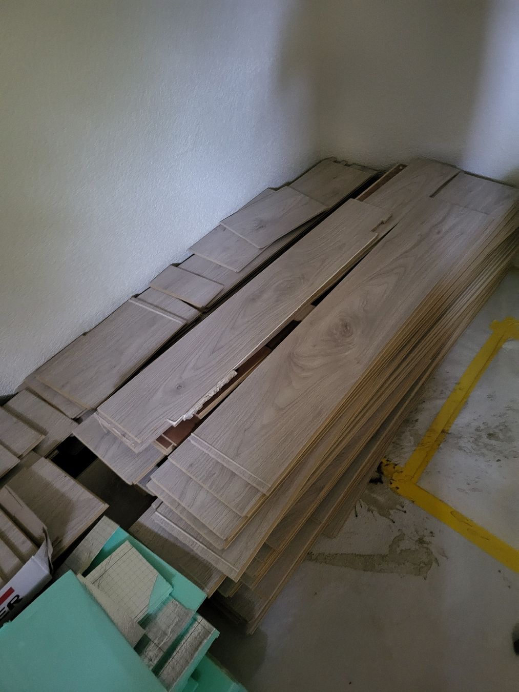 Rivestimenti per pavimenti: Laminat hellgrau ca. 41m2 mit Unterlage – Usato da Zürich venduto da weibelfamily 8