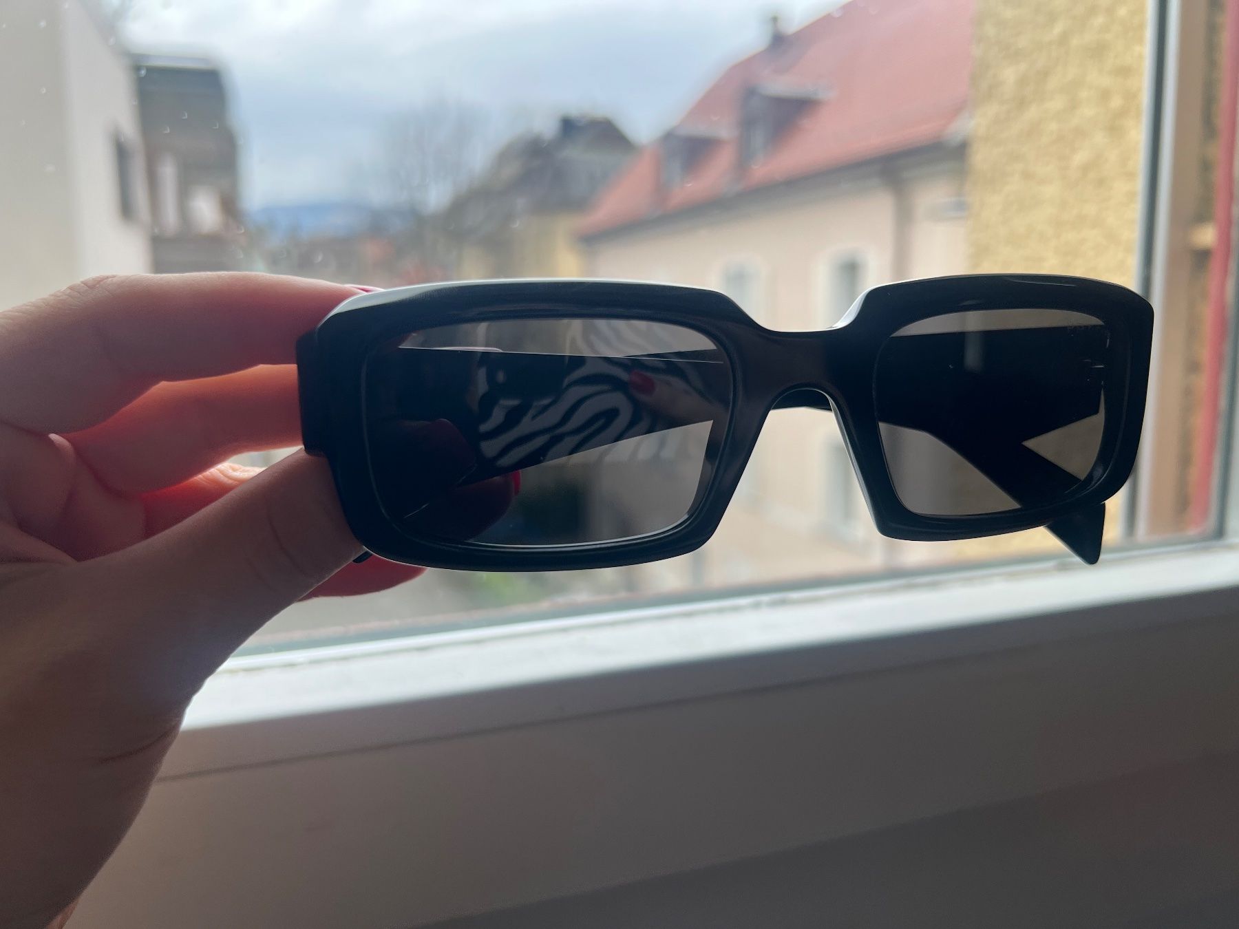 Prada Occhiali & Lenti: Neue schwarze PRADA Sonnenbrille, Modell 27Z – Nuovo e nell'imballaggio originale da Zürich venduto da yellow010 1