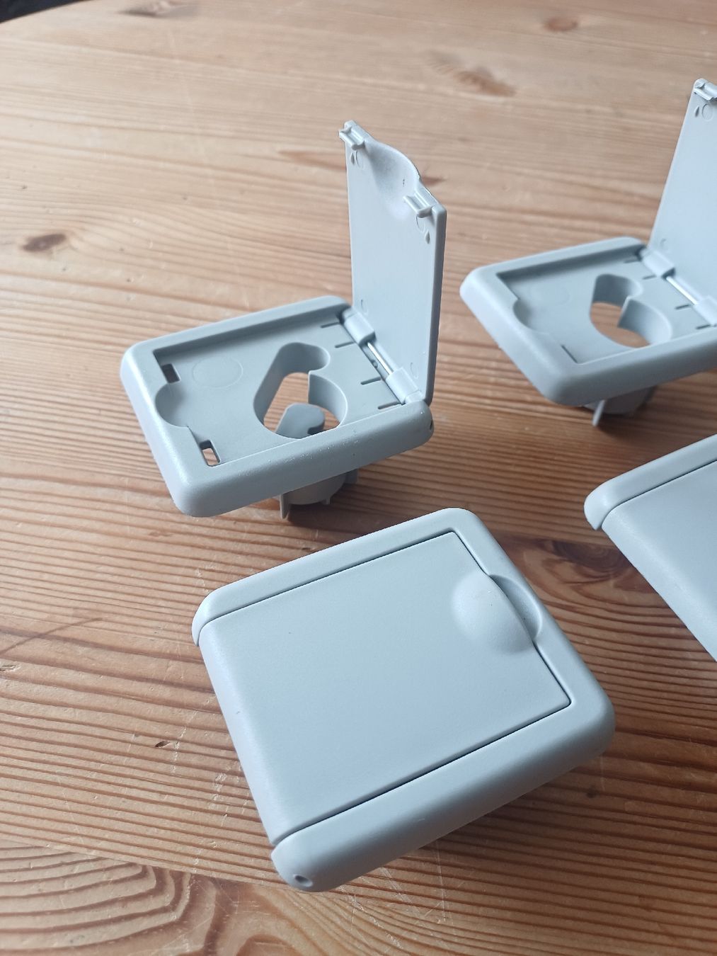 VW Alle Autoersatzteile: VW Multivan T5 2003-2009 Deckelgriff Abdeckung, gebraucht – Gebraucht aus Domat-Ems von Waterbikes 1