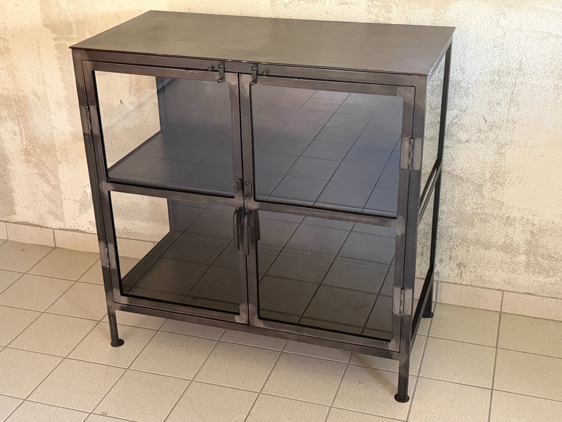 Vitrines: Industrial Design Vitrine, Metall/Glas – D'occasion à Jenaz par Sandrobordoli