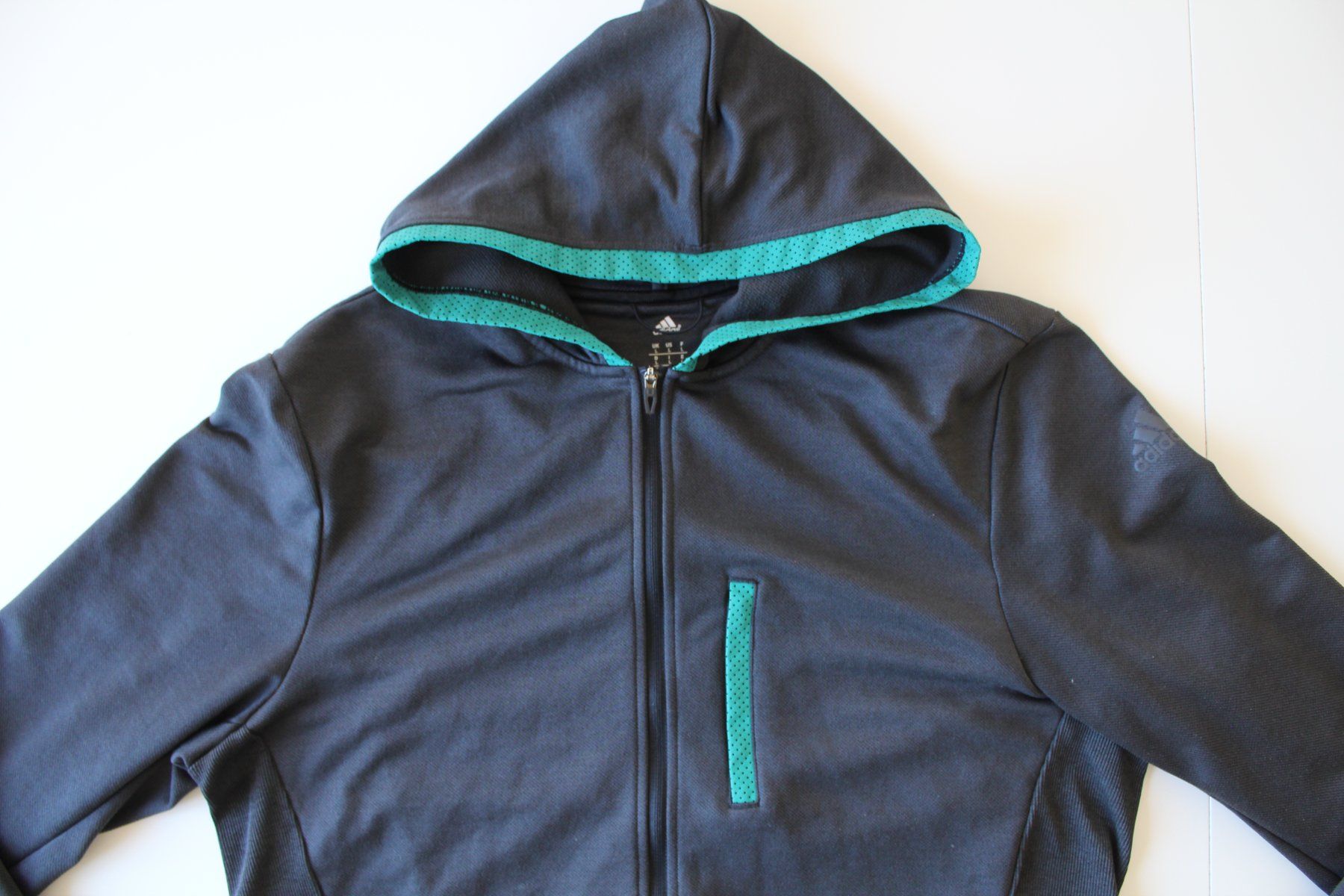 Adidas Giacche: Adidas Veste à capuche climalite  t. L – Usato da Peseux venduto da Gilloss 1