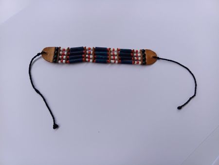 Lässiges Armband mit bunten Perlen und Leder