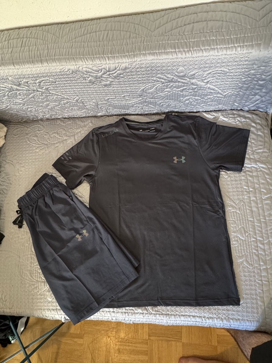 Under Armour Lots de vêtements: Ensemble Under Armour  – Neuf avec emballage d'origine à Cormondrèche par zak_f5lg