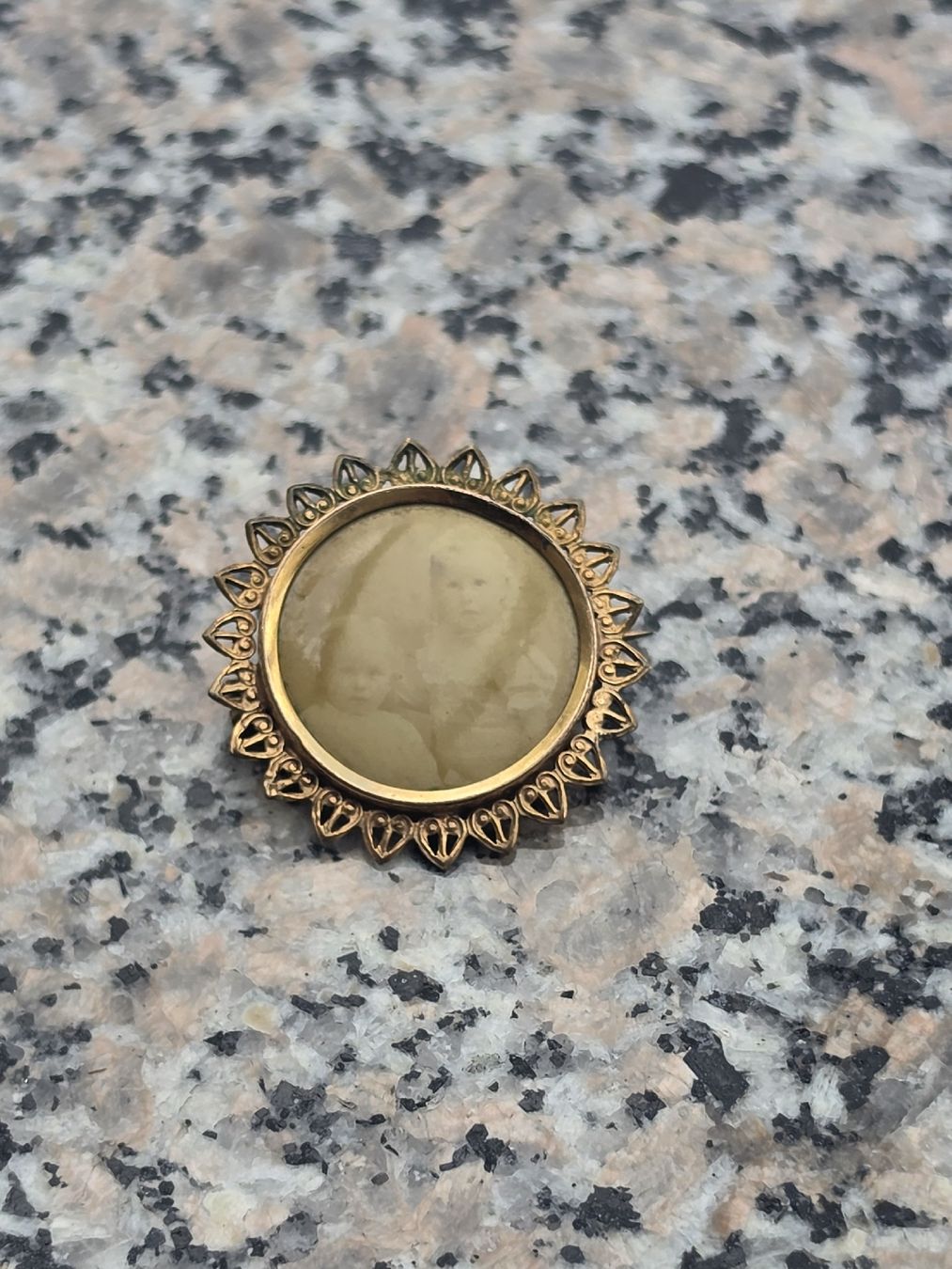 Broches & Aiguilles: Antiker Medaillon Anhänger mit Bild  – D'occasion à Mettlen par elios0888
