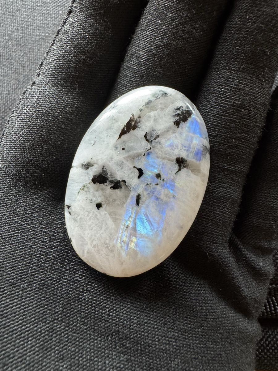 Edelsteine: Mondstein mit Turmalin 97.55 ct – Neu und originalverpackt aus Wängi von Horus_Stone