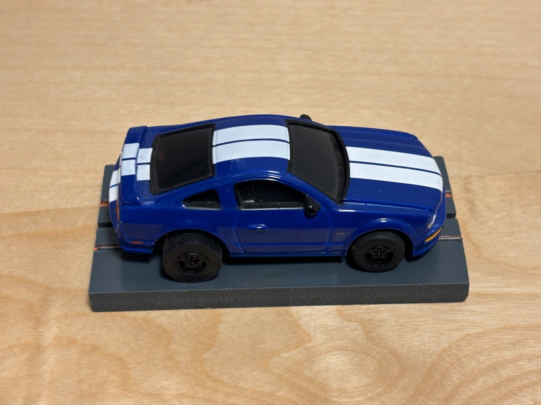 Piste: Auto World Super III Mustang blau/weiss – Usato da Bülach venduto da h0slotch 5