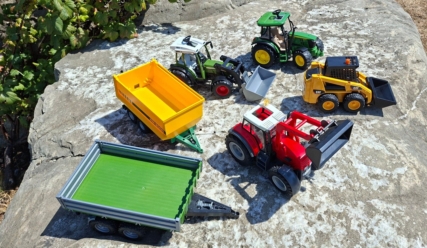 Tracteurs et remorques miniatures bon état lot (Gebraucht) in Grolley ...