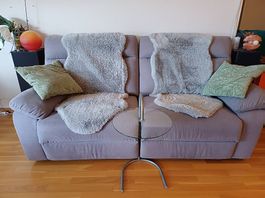 Sofa ausklappbar, inkl. Tischchen, Kissen und Kunstfell