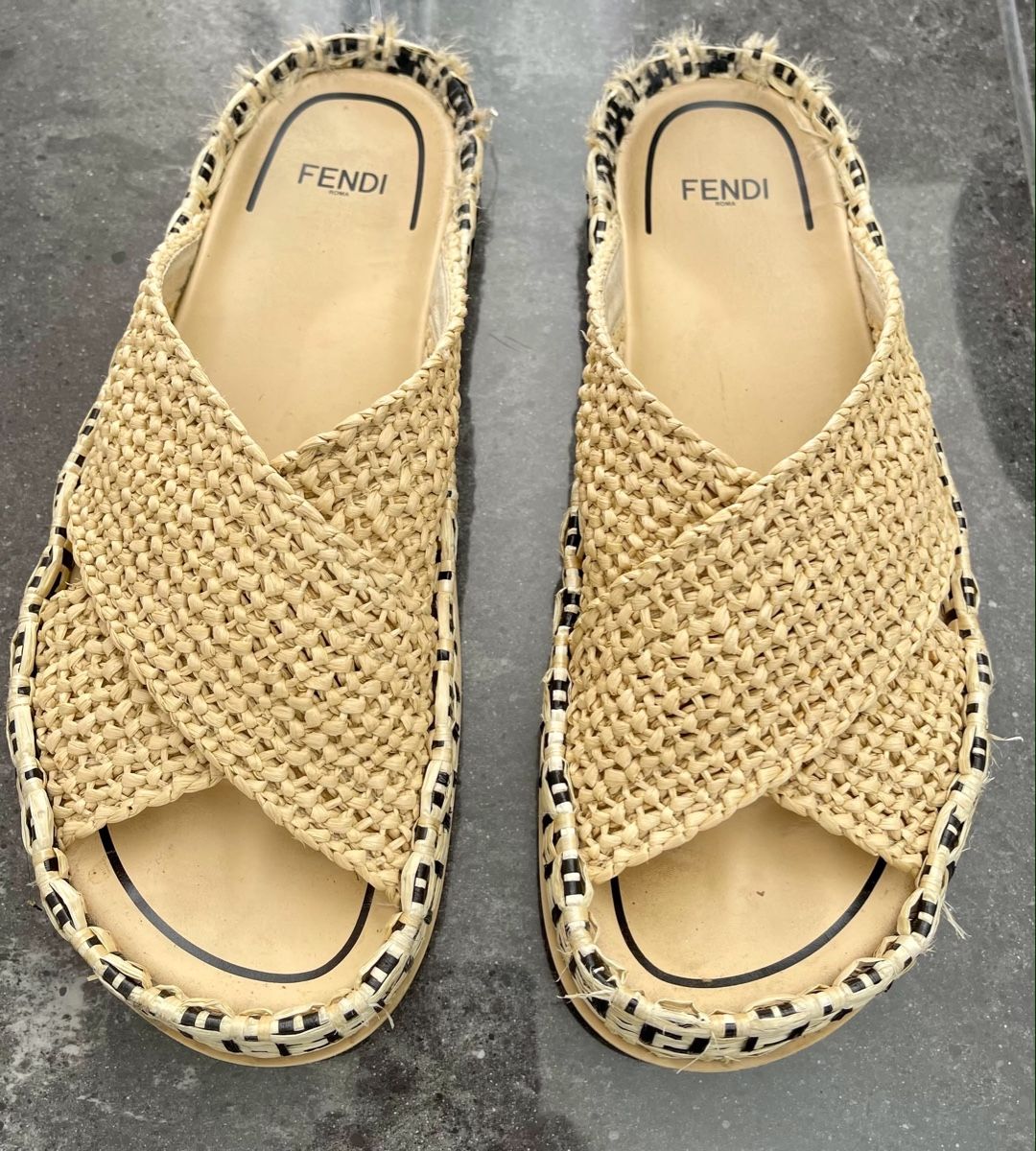Fendi Chaussures femmes: FENDI FF Reflections Raffia Mules – D'occasion à Birmensdorf ZH par sil_ww8c
