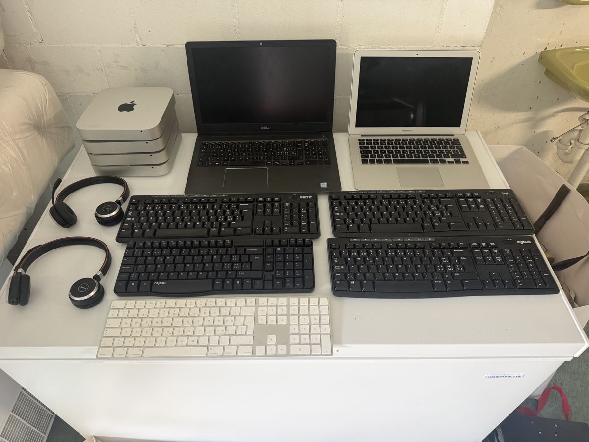 Apple PCs: 4 x Apple Mac Mini, 2 Laptops, 5 Keyboards, 2 Headphones – Gebraucht aus Zürich von Securesale24