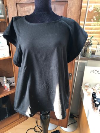 Schwarzes T-Shirt mit Spitzenbesatz Grösse 44, guter Zustand