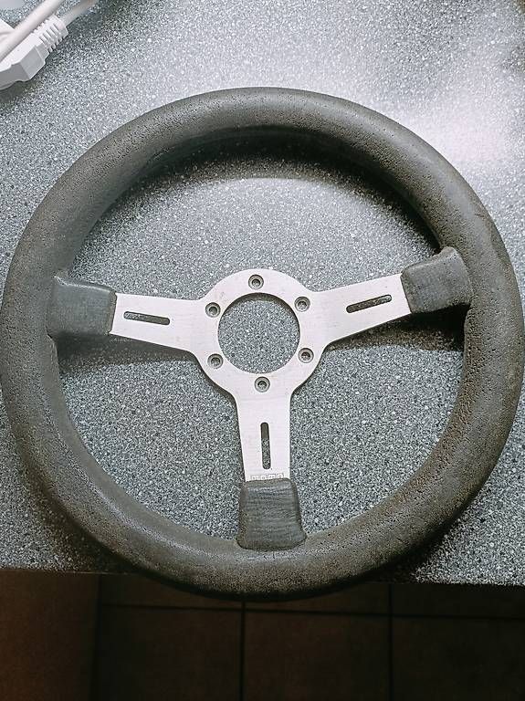 Toutes les pièces auto: Volant momo vintage – D'occasion à La Roche FR par zan_29yx