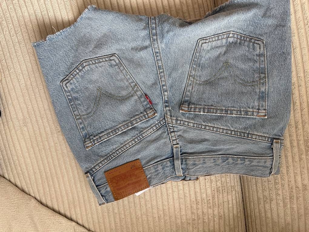 Jeans: Levi's Shorts – Usato da Zürich venduto da Angela_Chloe 3