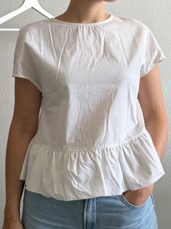 weiße Bluse mit kurzen Ärmeln und Rüschenverzierung