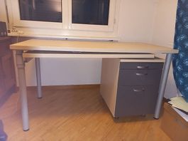 Kompakter, ausziehbarer Schreibtisch mit Schubladen