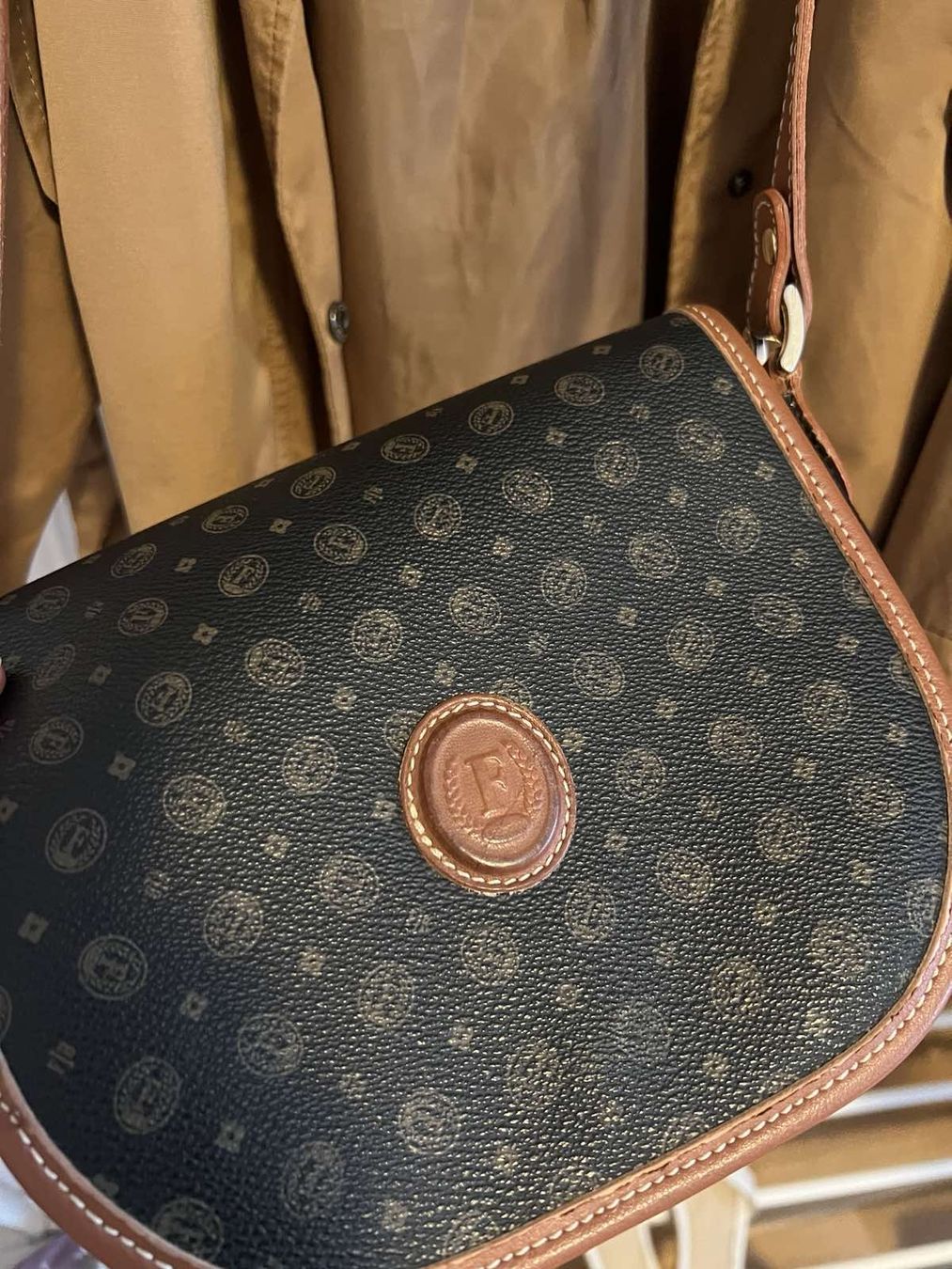 Lotti di vestiti: Frühlingsjacke mit Ledertasche – Usato da Basel venduto da M.M_ 3