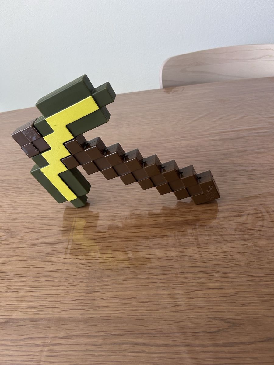 Jouets: Minecraft Gold Pickaxe Green Yellow – D'occasion à Wetzikon ZH par sheralynn 2