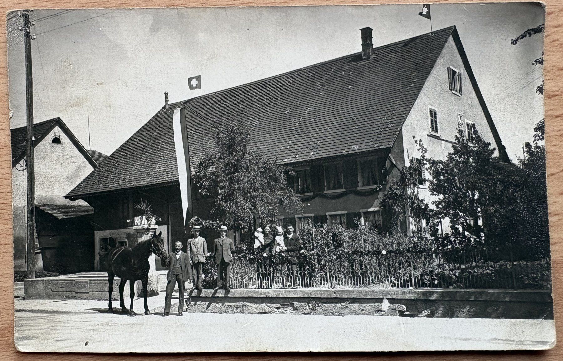 Cartoline postali: Alte Ansichtskarte Gebäude mit Pferd & Persone... – Usato da Neukirch-Egnach venduto da Phion