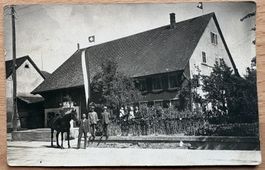 Alte Ansichtskarte Gebäude mit Pferd & Persone...