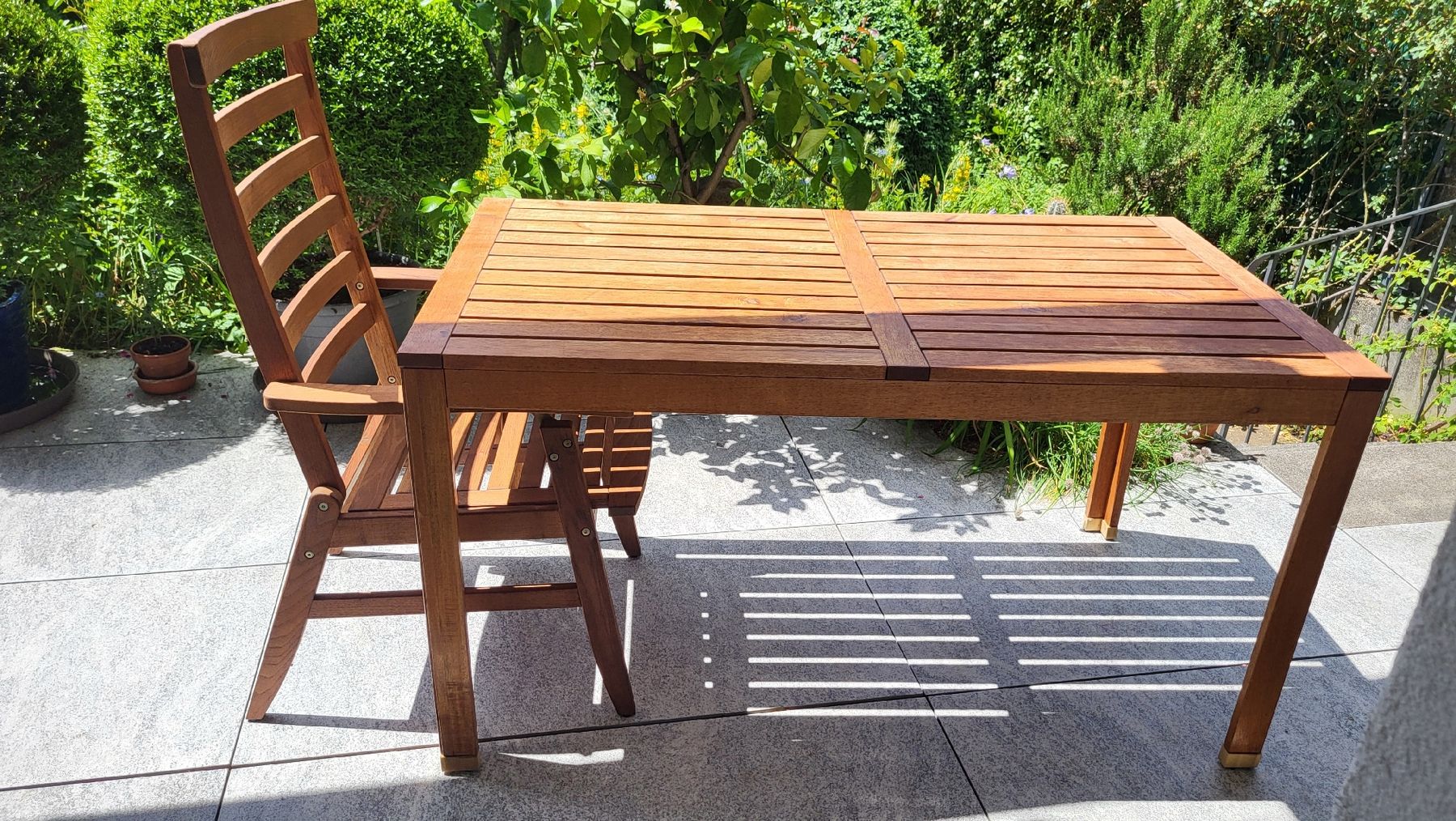 Set di tavolo e panche: Gartentisch und 4 Stühle Teakholz – Usato da Muttenz venduto da Igma