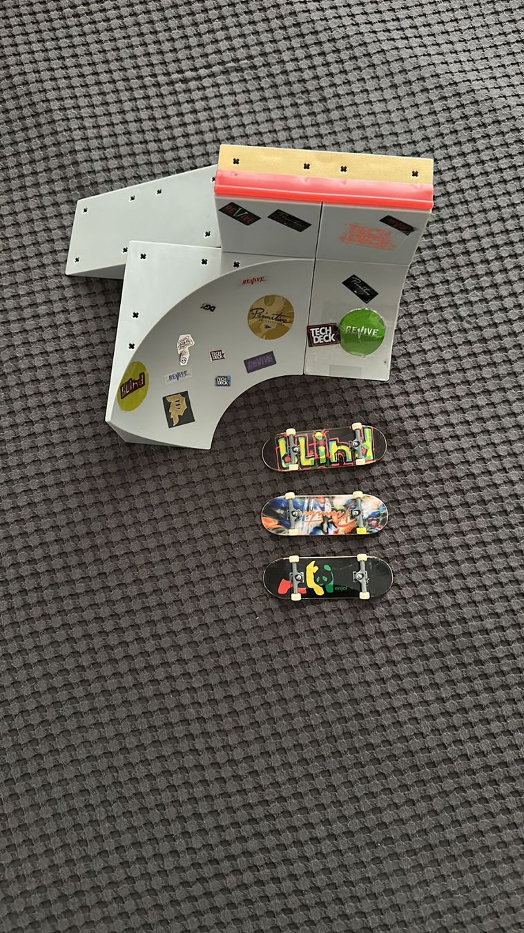 Spielzeuge: Fingerboards mit Schanze – Gebraucht aus Kloten von smo_xv5q