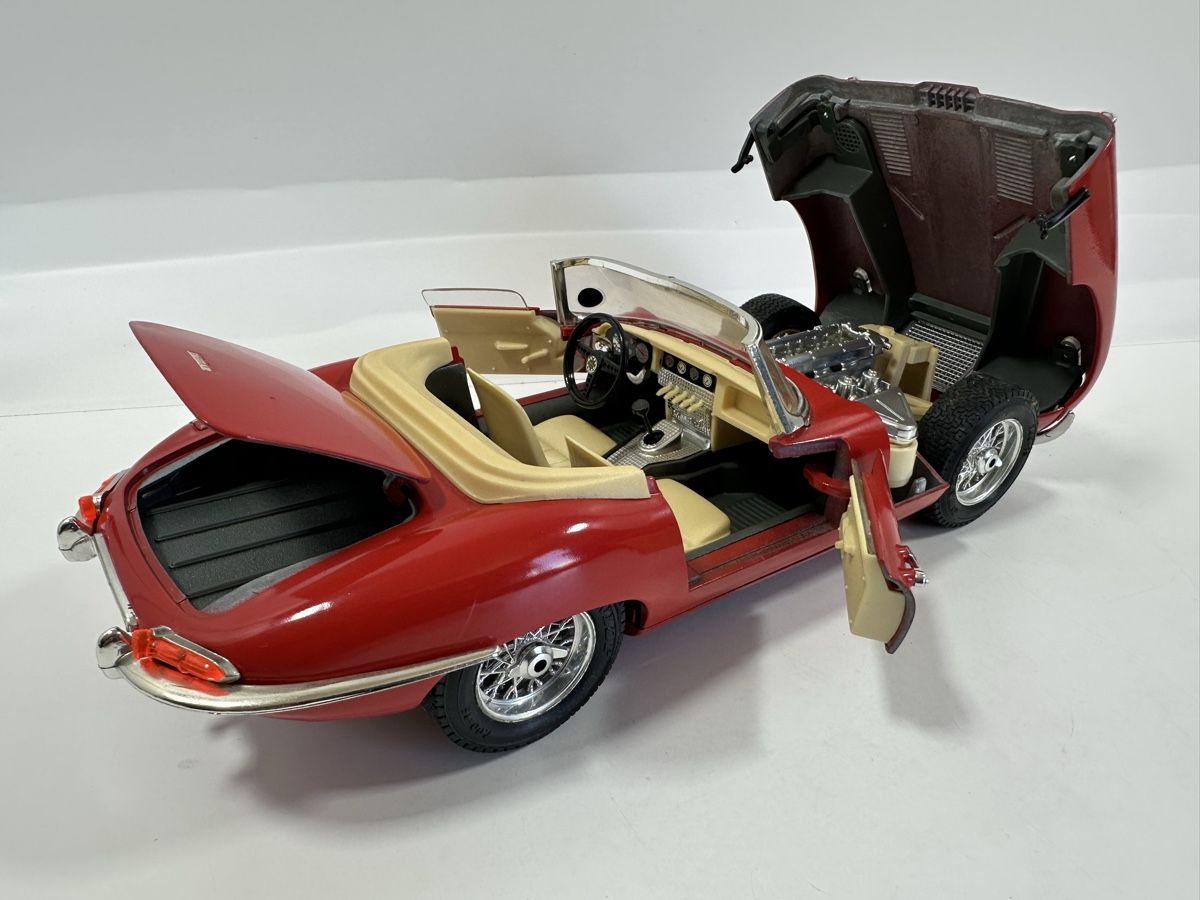 Bburago Voitures modèles: 1961 Jaguar E Type 1:18, rot, BBURAGO  – D'occasion à Zofingen par rf9_x2xt 5