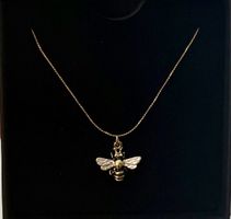 Halskette mit goldenem Anhänger. neu
