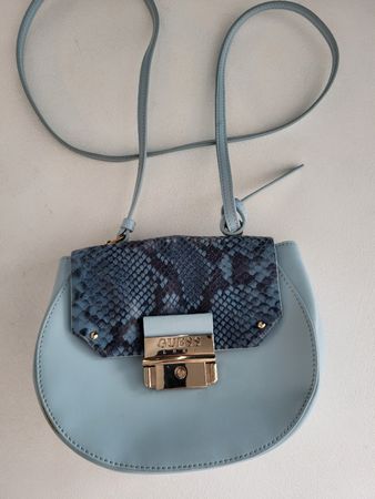 Guess Tasche, hellblau, Schlangenmuster 