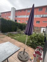 Sonnenschirm blau mit Schirmständer gebrauchter Zustand