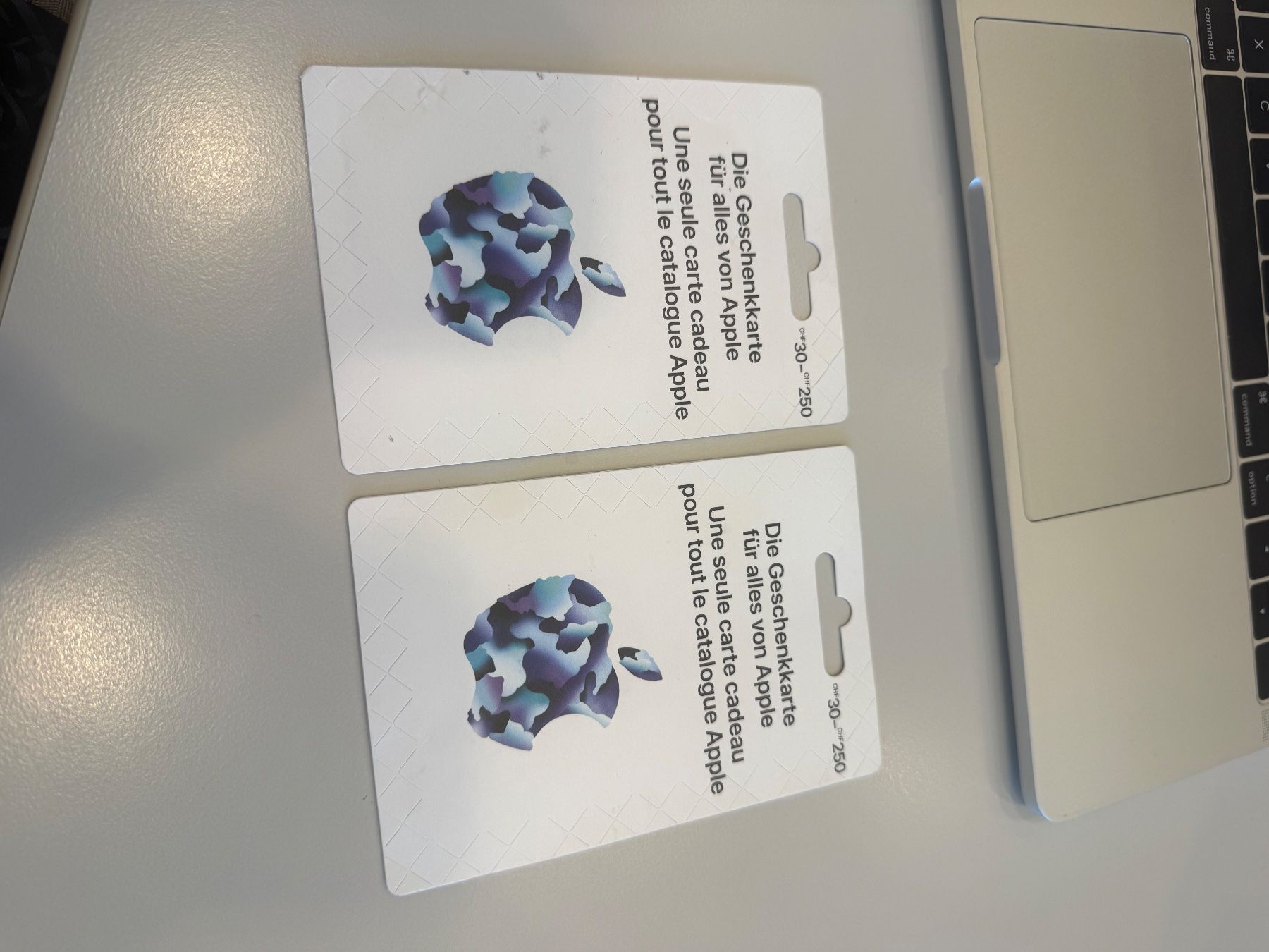 Bons: Apple Gutscheine 2x200.- – Neuf avec emballage d'origine à Zürich par Saidagr