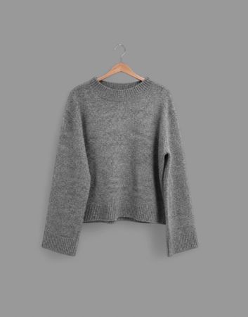 Grauer Pullover