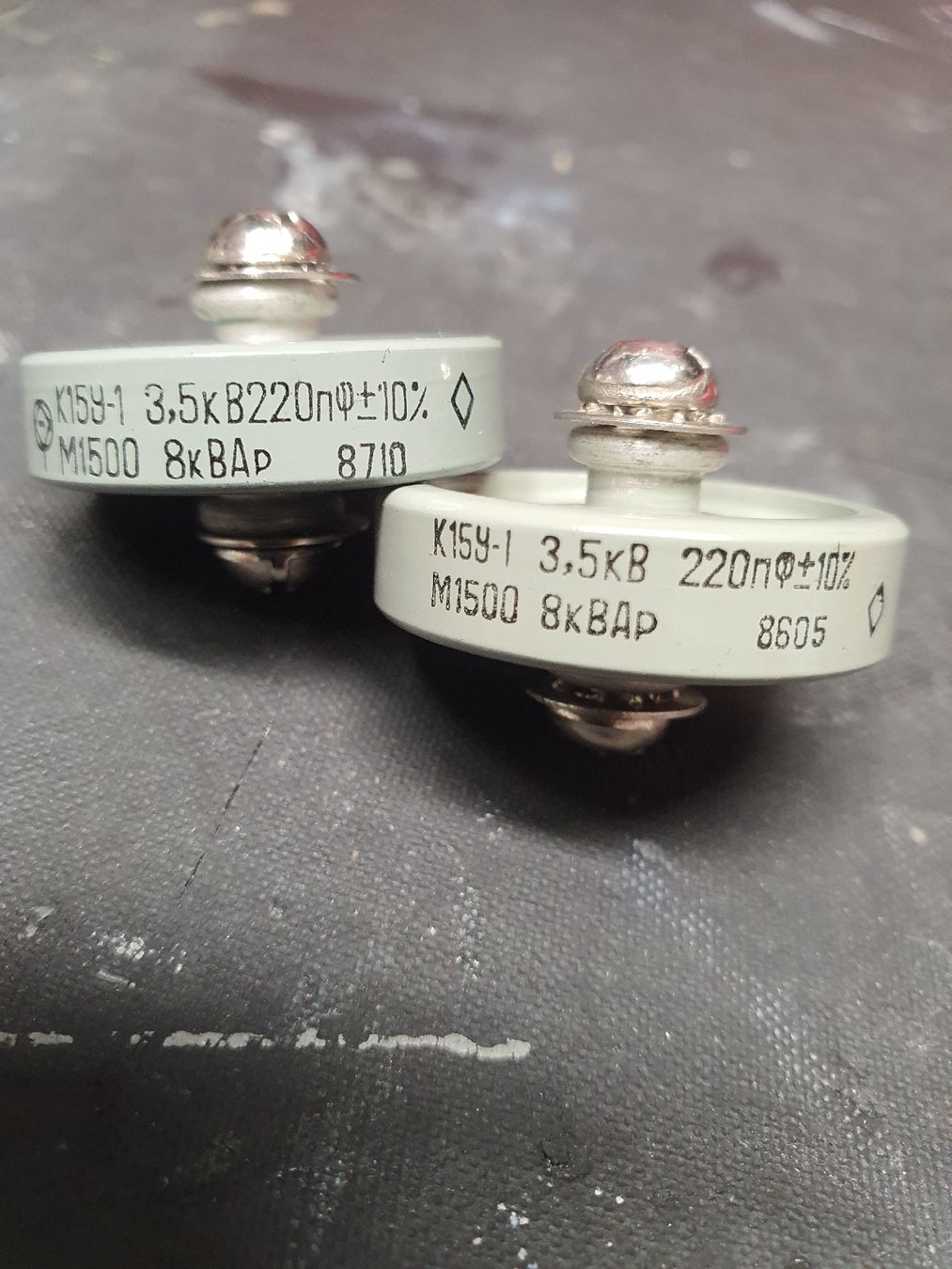 Technique de radiocom: Scheibenkondensatoren 220pf  – D'occasion à Holziken par Bigbuddha