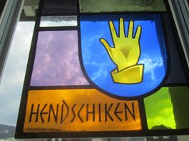 Buntglasfenster mit Wappen und Schriftzug Hendschiken