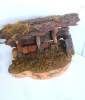 Handgefertigte Krippenhütte aus Holz