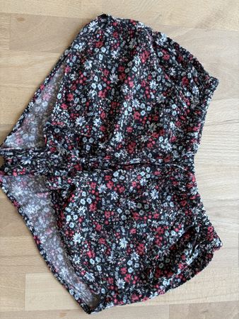 kurze Stoffhose mit Blumenmuster