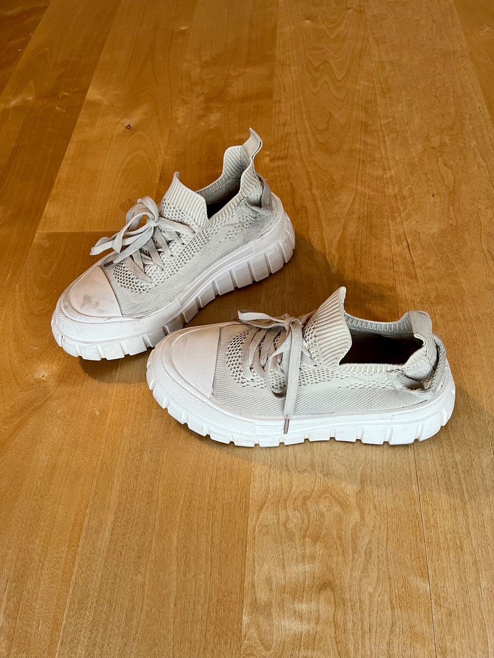 Scarpe da donna: Stylische, Strick-Sneaker, Gr. 37.5 Plateau – Usato da Scharans venduto da Weltkind