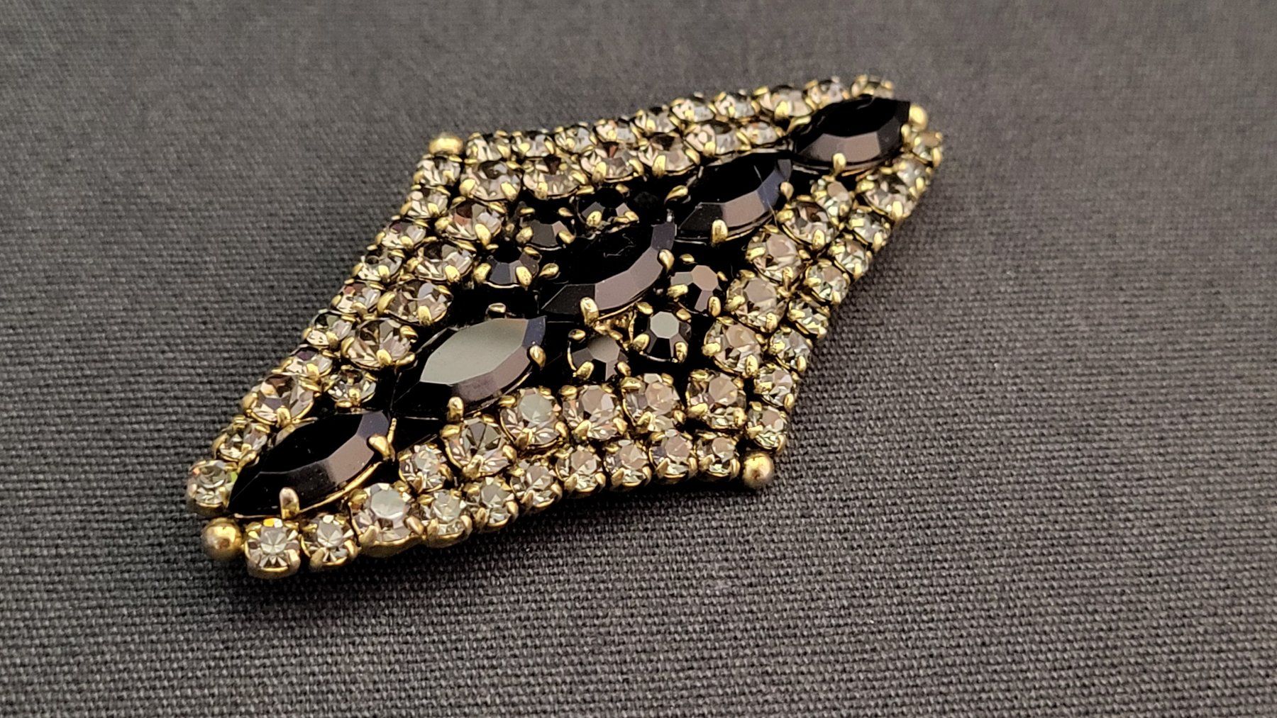 Gablonzer Spille & Fermagli: Grosse Strass-Brosche schwarz/grau – Usato da Basel venduto da spinne02 1