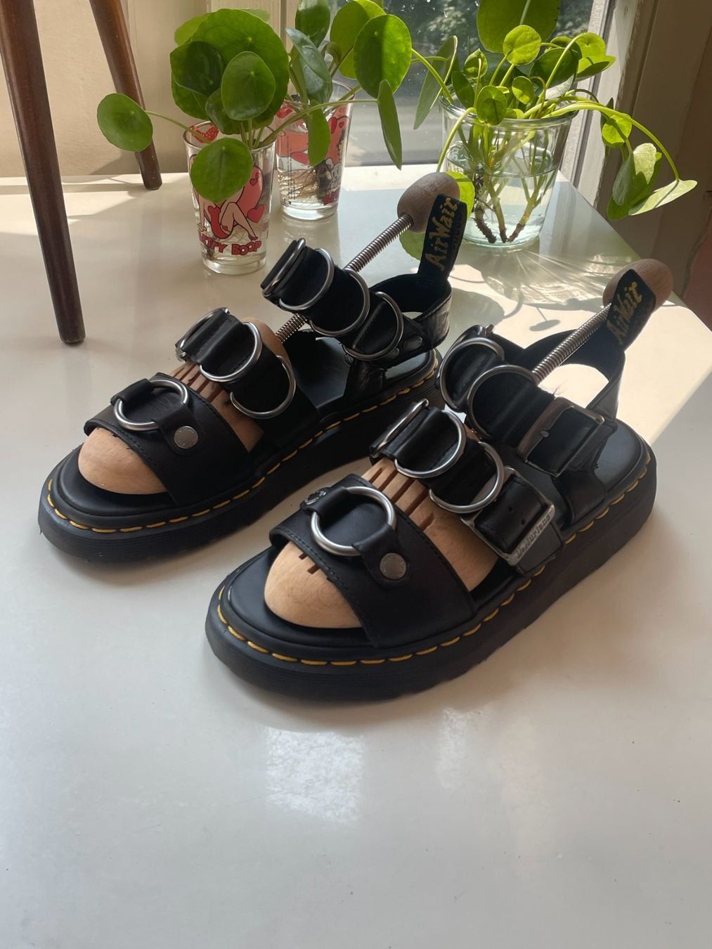 Dr. Martens Scarpe da uomo: Dr. Martens Gryphon Sandalen mit Metall- Ringen – Usato da Regensdorf venduto da amb_n5n7