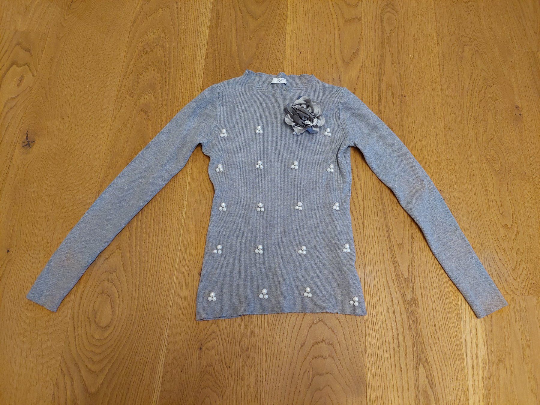 Pullover & Sweatshirts: Strickpullover / Pullover mit Perlen und Blume Gr. XS – Gebraucht aus Mels von Aloha86