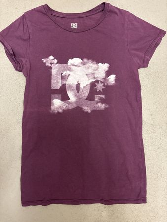 DC Damenshirt Lila mit Wolkenmuster, Grösse S, Sommer