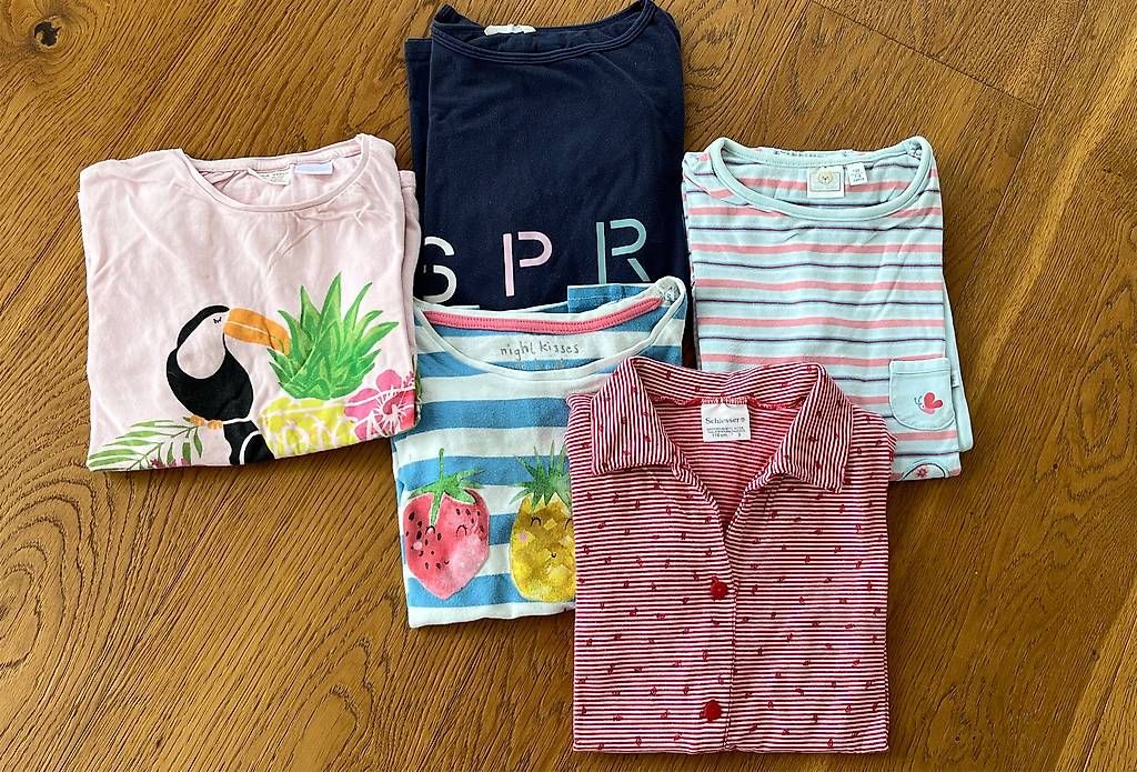 Pyjamas: Kleiderpaket Pyjamas kurz Mädchen Grösse 122/128 – D'occasion à Kastanienbaum par pet_57dn 1