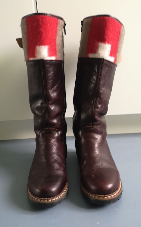 Stiefel Mit Kreuz Am Ortsschild