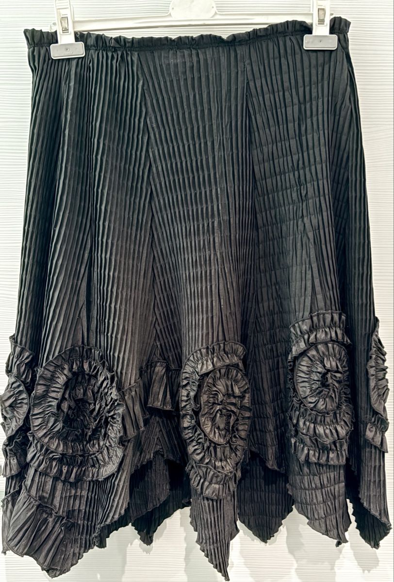 Röcke: Schwarzer DESIGN Rock, Plissee, Gr. 44 Rosen, elegant – Gebraucht aus Bellinzona von LuganoBoutique
