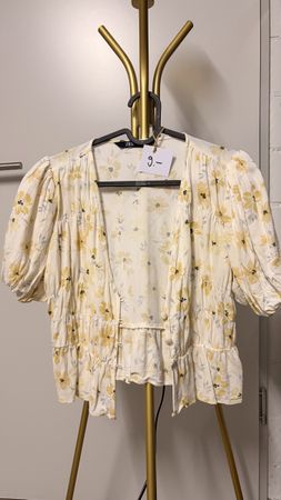 ZARA Bluse mit Blumenmuster, Gr. M, kurze Ärmel, perfekt für