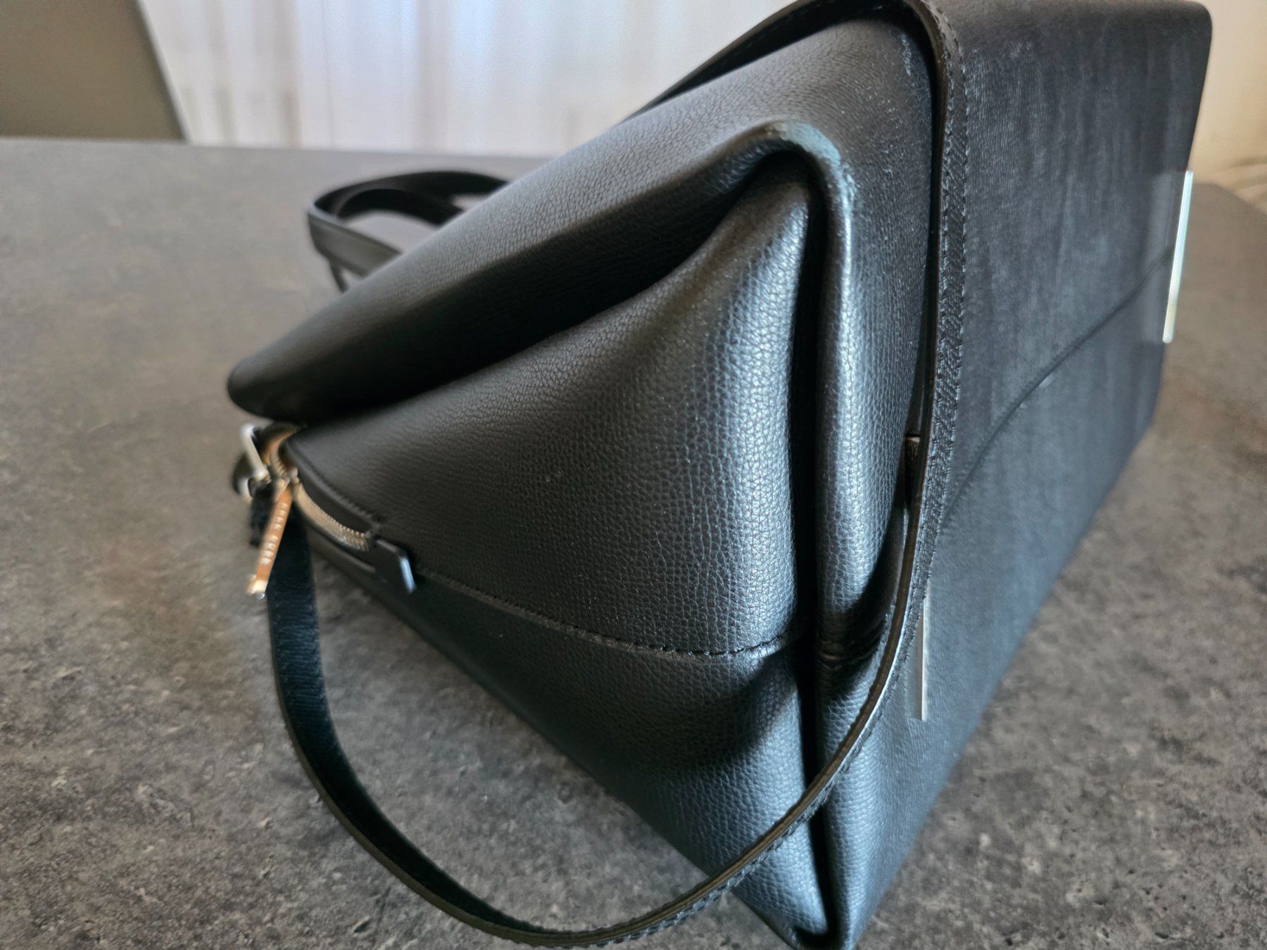 Hugo Boss Taschen für Damen: Handtasche Hugo Boss Leder schwarz – Gebraucht aus Rümikon AG von tokefu 4