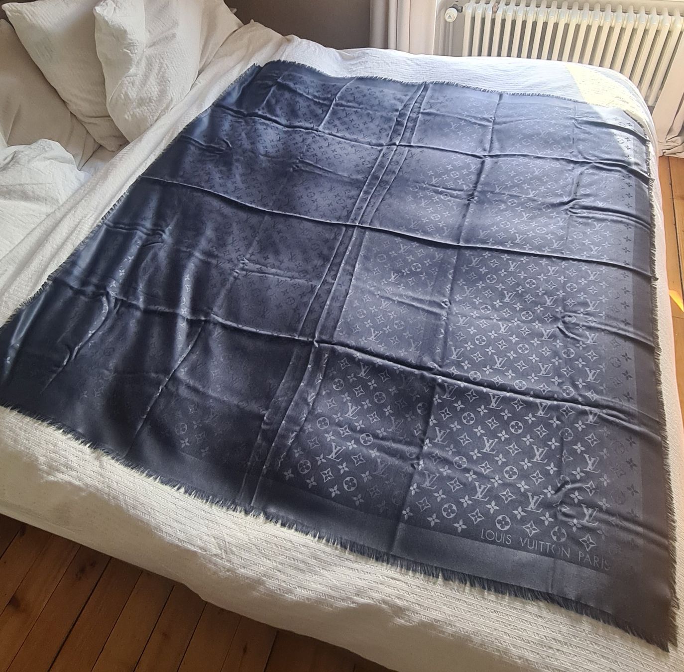 Louis Vuitton Foulard & Sciarpe: Châle Louis Vuitton monogram, gris - jamais portée – Nuovo (secondo la descrizione) da Genève venduto da Tresor305 3