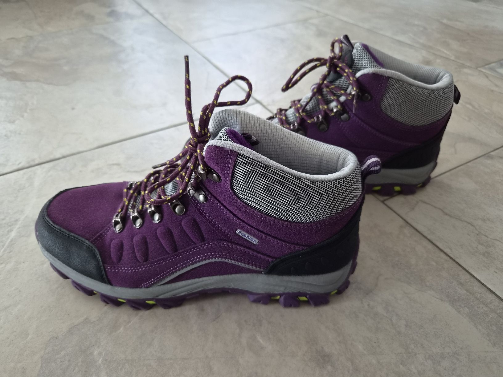 Scarpe da uomo: Wanderschuhe lila, Grösse 43, neuwertig – Usato da Niederrohrdorf venduto da Miripfiri 2
